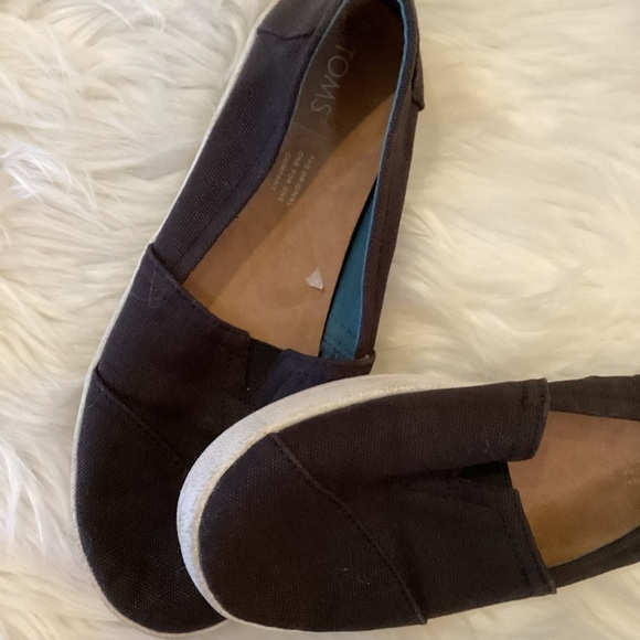 Tom’s slip on shoe Woman’s 7.5 black with white soles slightly used - Picture 2 of 16